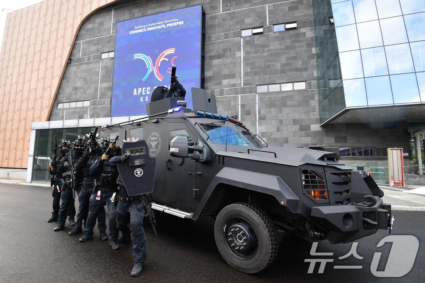 경북경찰청 특공대가 지난 20일 오후 APEC 2025 정상회의 정상회의장이 마련된 경북 경주 화백컨벤션센터에서 대테러 훈련을 하고 있다. 2025.10.20/뉴스1 ⓒ News1 최창호 기자