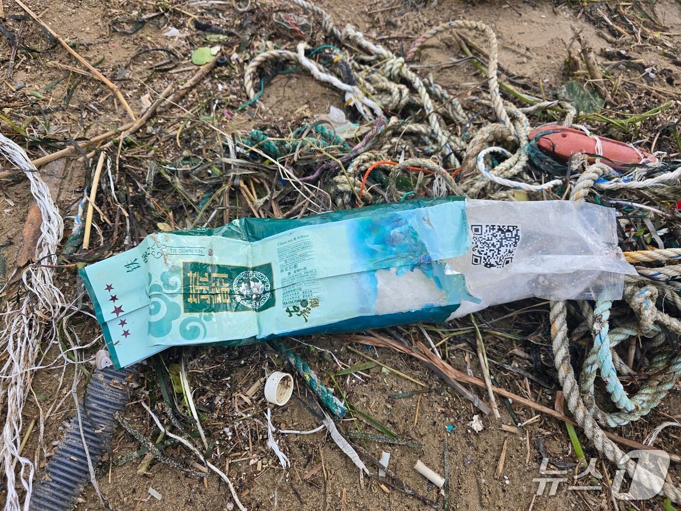 본문 이미지 - 지난 15일 경북 포항시 남구 임곡리 해변에서 발견된 '우롱차(鐵觀音)' 포장지에 밀봉된 마약 의심물질. (동해지방해양경찰청 제공, 재판매 및 DB 금지) 2025.10.20/뉴스1