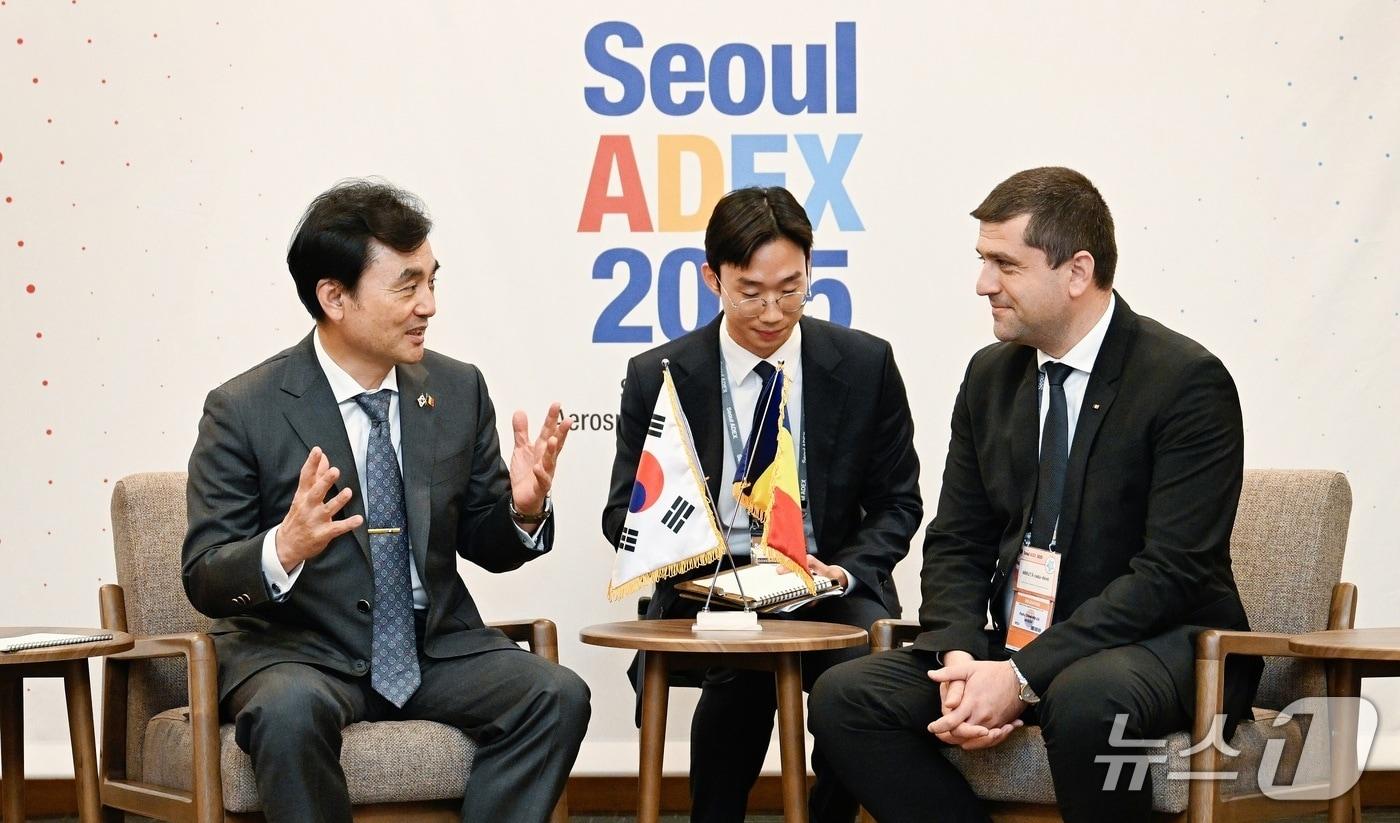 안규백 국방부 장관이 20일 라두 디넬 미루처 루마니아 경제부 장관과 대화하고 있다. (국방부 제공)