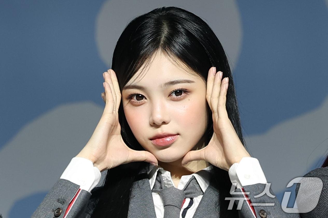 본문 이미지 - 하츠투하츠(Hearts2Hearts) 이안이 20일 서울 용산구 블루스퀘어에서 가진 첫 미니앨범 ‘FOCUS’(포커스)를 발매 쇼케이스에서 포즈를 취하고 있다. 2025.10.20/뉴스1 ⓒ News1 권현진 기자