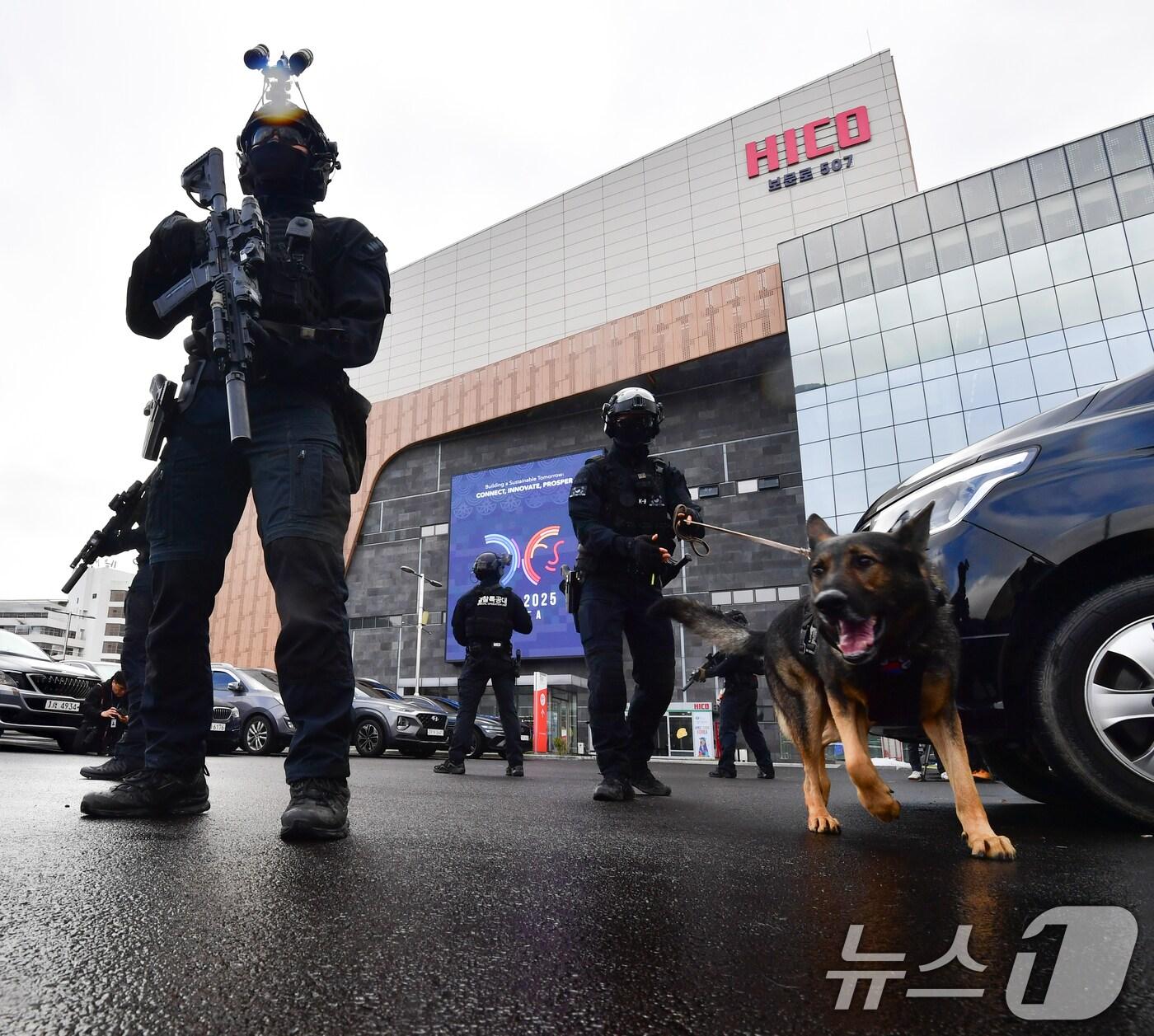 본문 이미지 - 경북경찰청 특공대가 20일 APEC 정상회의장이 마련된 경주 화백컨벤션센터에서 대테러 훈련을 하고 있다.  2025.10.20/뉴스1 ⓒ News1 최창호 기자