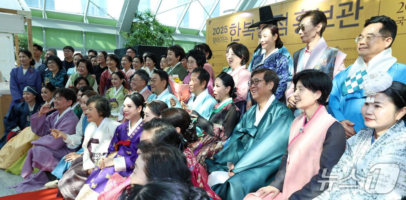 최휘영 문화체육관광부 장관이 20일 서울 영등포구 국회 의원회관에서 열린 한복문화주간 ‘찾아가는 한복상점, 국회 홍보관’ 개막식에서 기념촬영을 하고 있다.