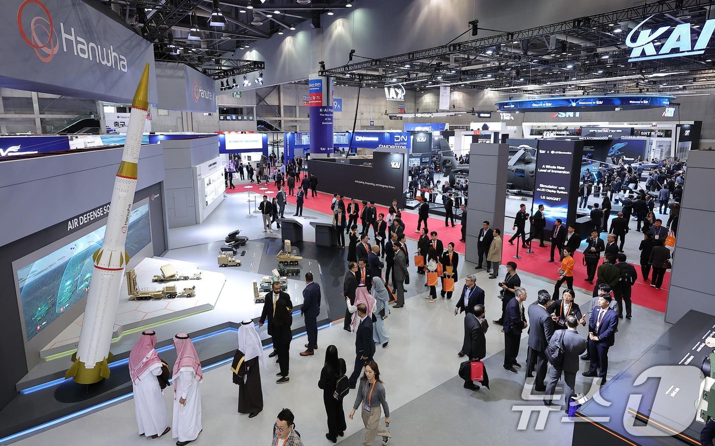 본문 이미지 - 20일 경기 고양시 킨텍스에서 열린 서울국제항공우주 및 방위산업 전시회 'ADEX 2025'를 찾은 관람객들이 전시장을 둘러보고 있다. 올해로 15회째를 맞는 서울 ADEX 2025는 전세계 35개국 600여개 업체가 참가해 항공우주 및 방위산업 관련 첨단 기술과 장비 등을 대거 선보인다. 2025.10.20/뉴스1 ⓒ News1 김성진 기자