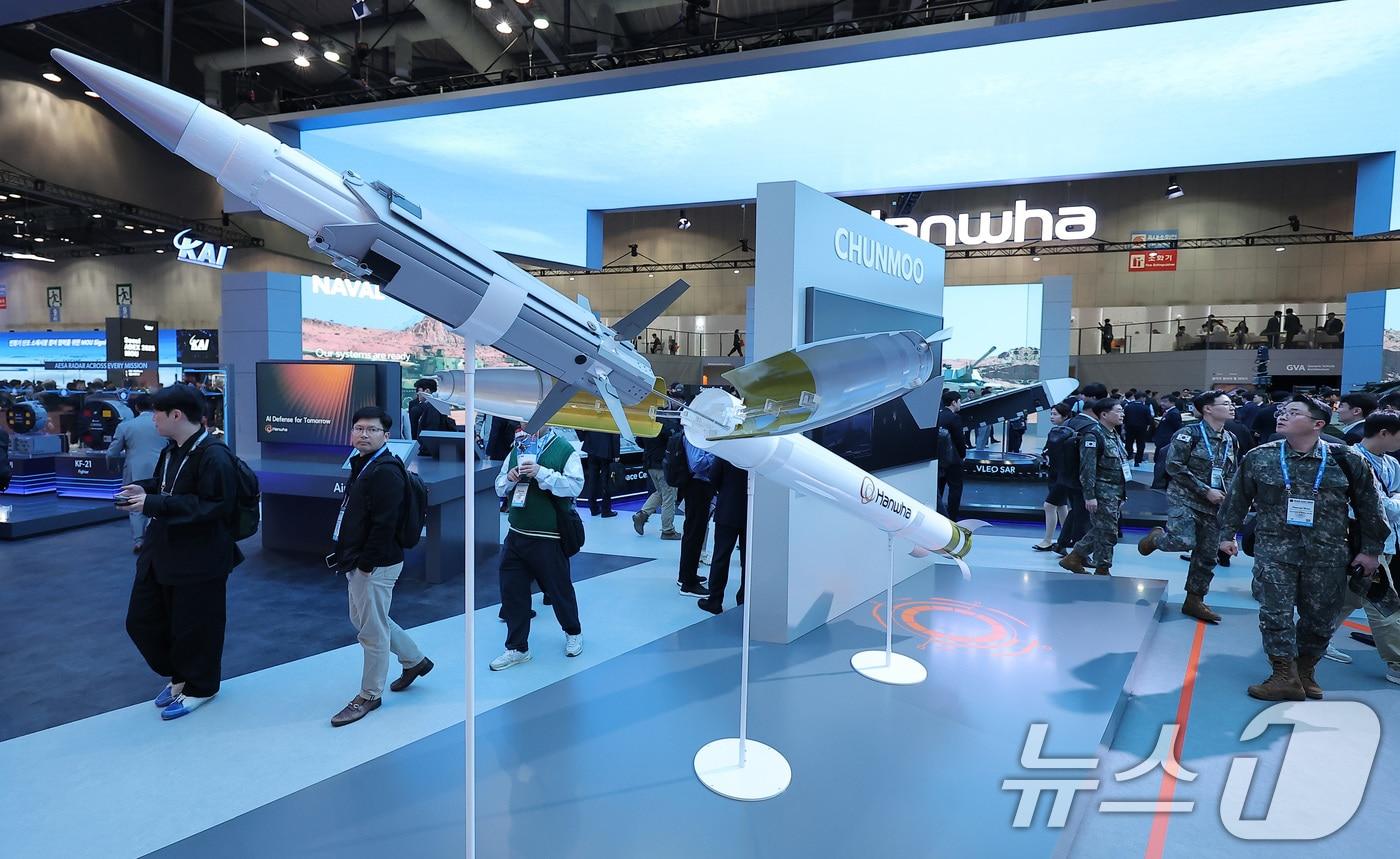 지난 10월 20일 경기 고양시 킨텍스에서 열린 서울국제항공우주 및 방위산업 전시회 &#39;ADEX 2025&#39;에서 한화부스를 찾은 관람객들이 배회형 정밀유도무기 L-PGW를 살펴보고 있다. 올해로 15회째를 맞는 서울 ADEX 2025는 전세계 35개국 600여개 업체가 참가해 항공우주 및 방위산업 관련 첨단 기술과 장비 등을 대거 선보인다. 2025.10.20/뉴스1 ⓒ News1 김성진 기자