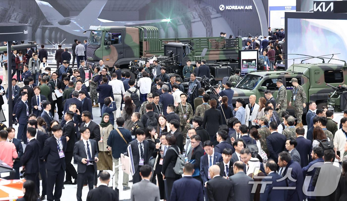 20일 경기 고양시 킨텍스에서 열린 서울국제항공우주 및 방위산업 전시회 &#39;ADEX 2025&#39;를 찾은 관람객들이 전시장을 둘러보고 있다. 올해로 15회째를 맞는 서울 ADEX 2025는 전세계 35개국 600여개 업체가 참가해 항공우주 및 방위산업 관련 첨단 기술과 장비 등을 대거 선보인다. 2025.10.20/뉴스1 ⓒ News1 김성진 기자