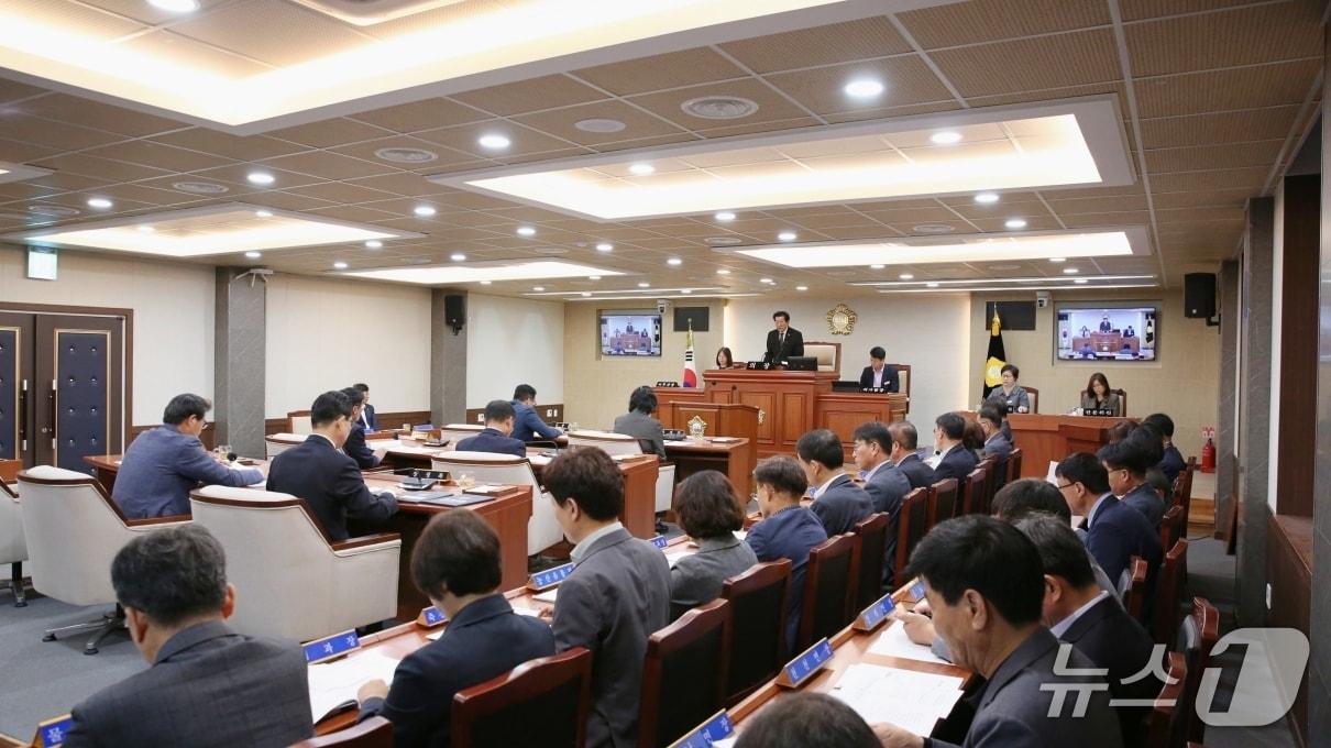 본문 이미지 - 전북 장수군의회가 19일 제379회 임시회를 열고 9일간의 일정에 돌입했다.&#40;장수군 의회 제공. 재판매 및 DB금지&#41;2025.10.20/뉴스1