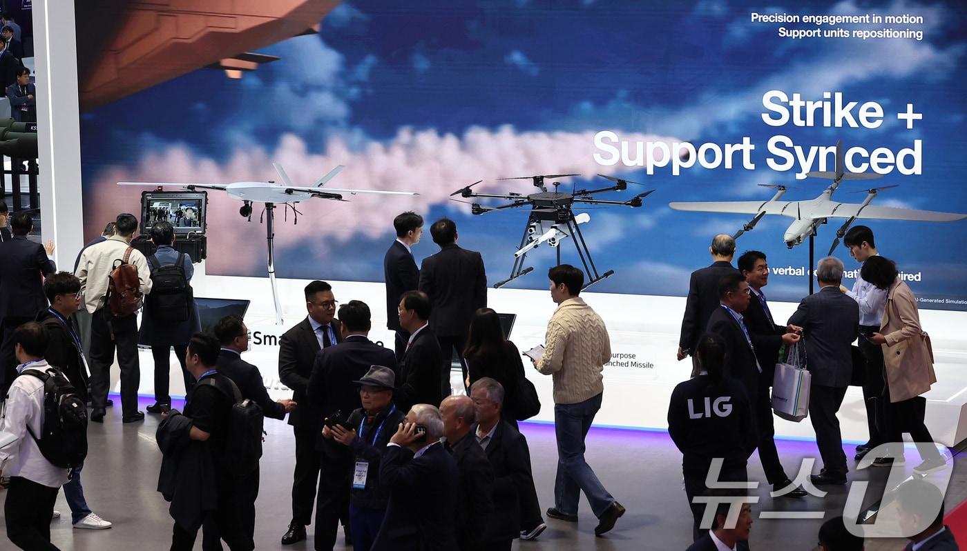 20일 경기 고양시 킨텍스에서 열린 서울국제항공우주 및 방위산업 전시회 'ADEX 2025'에서 LIG 부스를 찾은 관람객들이 드론 탑재 공대지 유도탄(L-MDM)을 살펴보고 있다. 올해로 15회째를 맞는 서울 ADEX 2025는 전세계 35개국 600여개 업체가 참가해 항공우주 및 방위산업 관련 첨단 기술과 장비 등을 대거 선보인다. 2025.10.20/뉴스1 ⓒ News1 김성진 기자