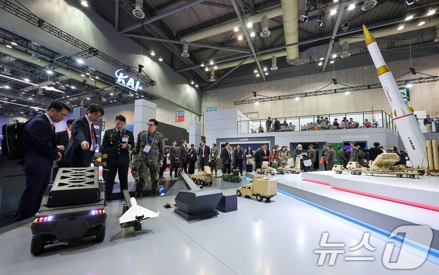 20일 경기 고양시 킨텍스에서 열린 서울국제항공우주 및 방위산업 전시회 'ADEX 2025'에서 한화 부스를 찾은 관람객들이 전시장을 둘러보고 있다. 2025.10.20/뉴스1 ⓒ News1 김성진 기자