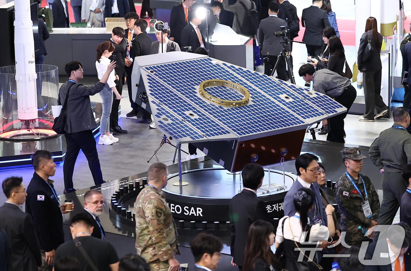 본문 이미지 - 지난해 서울국제항공우주 및 방위산업 전시회 'ADEX 2025'에서 한화 부스를 찾은 관람객들이 초저궤도 SAR 위성 VELO SAR을 살펴보고 있는 모습. 2025.10.20 ⓒ 뉴스1 김성진 기자