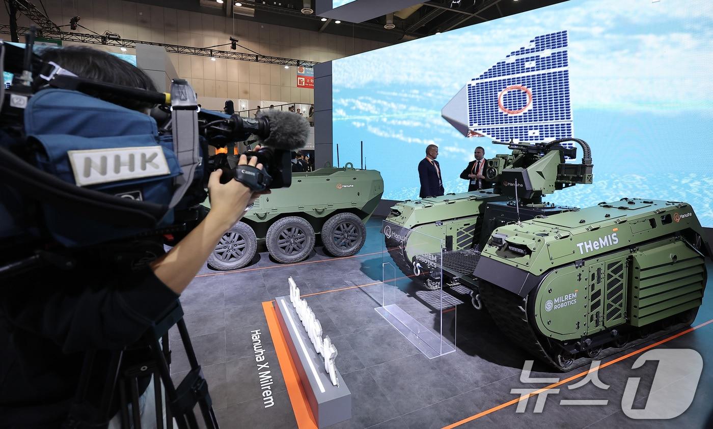 20일 경기 고양시 킨텍스에서 열린 서울국제항공우주 및 방위산업 전시회 &#39;ADEX 2025&#39;에서 한화 부스를 찾은 NHK 취재진들이 테미스-K를 취재하고 있다. 올해로 15회째를 맞는 서울 ADEX 2025는 전세계 35개국 600여개 업체가 참가해 항공우주 및 방위산업 관련 첨단 기술과 장비 등을 대거 선보인다. 2025.10.20/뉴스1 ⓒ News1 김성진 기자