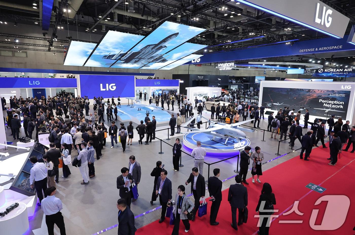 20일 경기 고양시 킨텍스에서 열린 서울국제항공우주 및 방위산업 전시회 &#39;ADEX 2025&#39;에서 LIG 부스를 찾은 관람객들이 전시장을 둘러보고 있다. 2025.10.20/뉴스1 ⓒ News1 김성진 기자