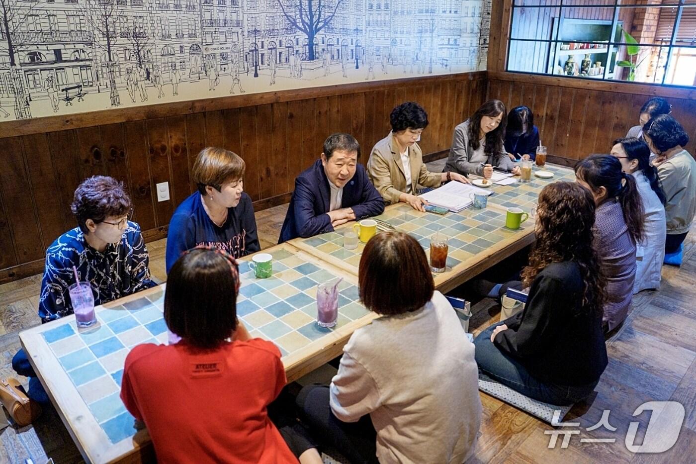 충북 증평군은 20일 발달장애인 자조모임 은가비 어머니회(회장 윤재경) 회원과 차담회를 열었다.(증평군 제공, 재판매 및 DB금지)/뉴스1