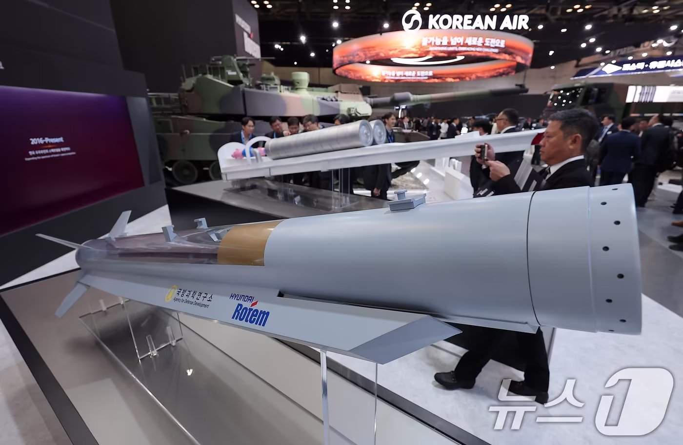 본문 이미지 - 지난해  10월 서울국제항공우주 및 방위산업 전시회 ADEX 2025에서 현대로템 부스를 찾은 관람객들이 덕티드 램제트 엔진과 극초음속 이중램제트 엔진을 살펴보고 있다 2025.10.20 ⓒ 뉴스1 김성진 기자