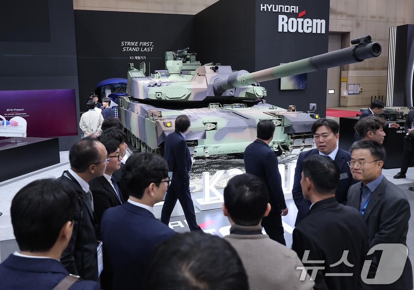 본문 이미지 - 지난해 10월 20일 경기 고양시 킨텍스에서 열린 서울국제항공우주 및 방위산업 전시회 'ADEX 2025'에서 현대로템 부스를 찾은 관람객들이 폴란드형 K2 전차 K2 PL MBT를 살펴보고 있다. 2025.10.20 ⓒ 뉴스1 김성진 기자