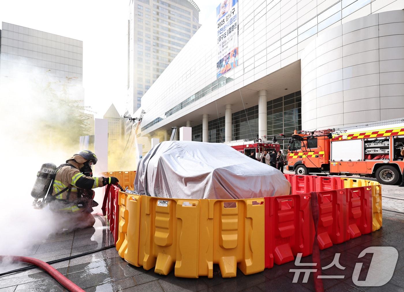 본문 이미지 - 소방대원들이 이동식 소화수조에 물을 채워 전기차 화재를 진압하고 있다. 2025.10.20/뉴스1 ⓒ News1 구윤성 기자