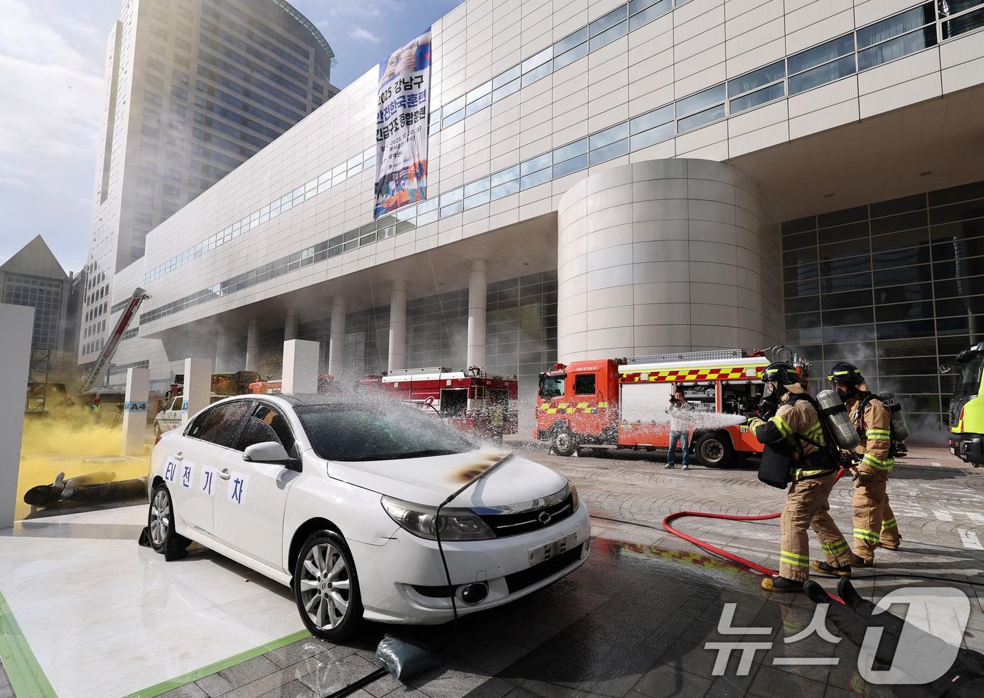 본문 이미지 - 전기차에서 발생한 화재를 진압하는 소방관들.(뉴스1 자료사진)