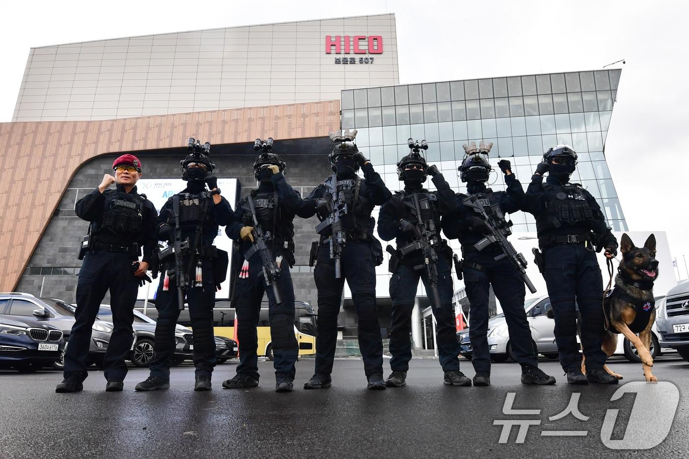 경북경찰청 특공대가 지난 20일 오후 APEC 정상회의장이 마련된 경주 화백컨벤션센터에서 대테러 훈련을 마친 후 주먹을 불끈 쥐며 결의를 다졌다. 2025.10.20/뉴스1 ⓒ News1 최창호 기자