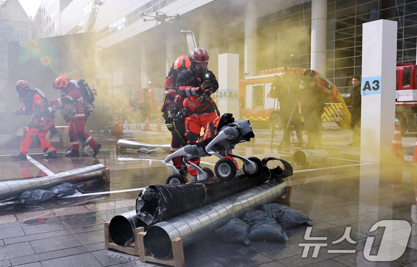 20일 오후 서울 강남구 코엑스에서 열린 '2025 강남구 안전한국훈련'에서 소방 드론과 로봇 구조견이 실종자 수색을 하고 있다. 2025.10.20/뉴스1 ⓒ News1 구윤성 기자