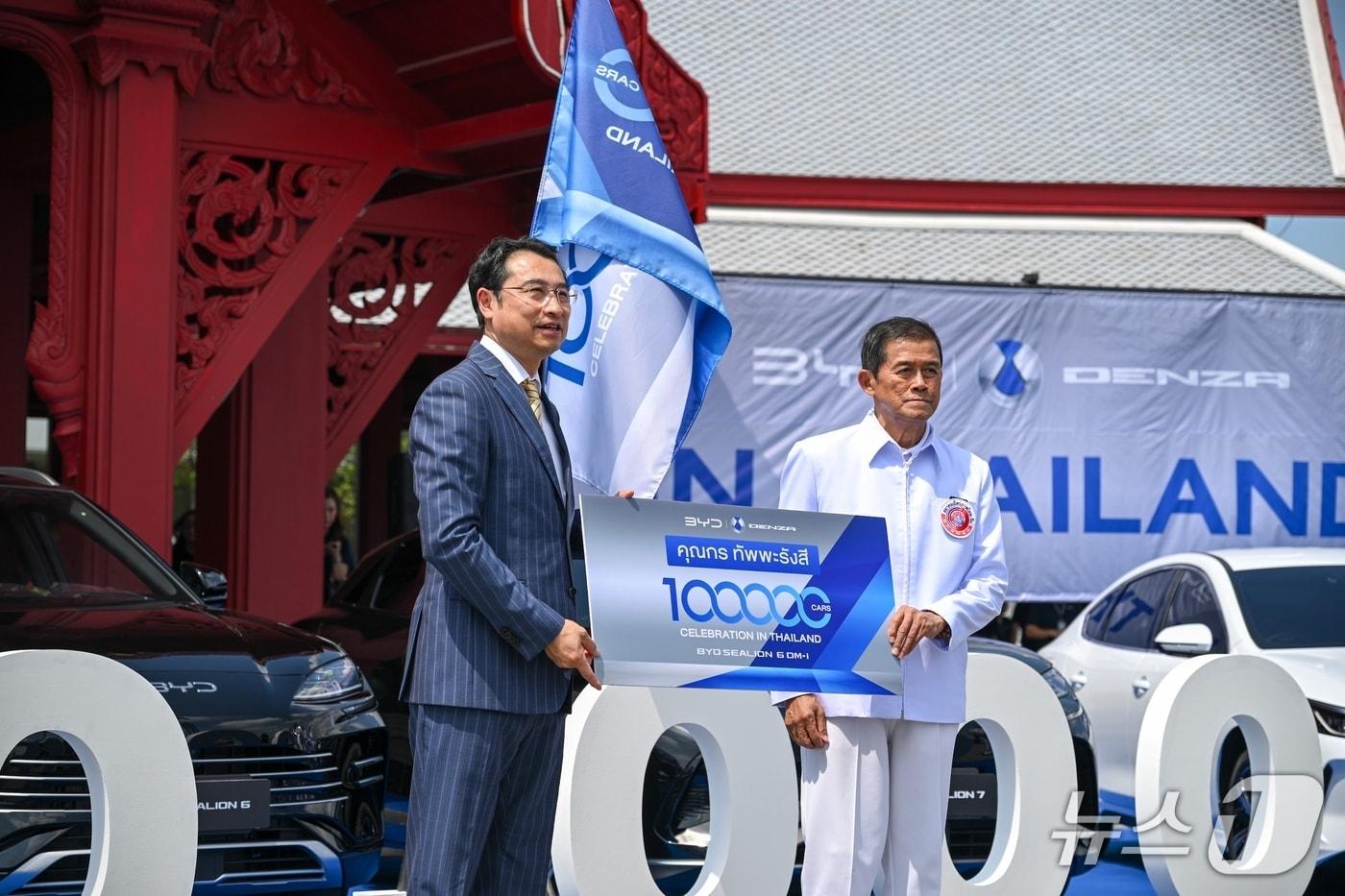 지난 16일 류쉐량 BYD 아시아태평양 자동차 영업사업부 총경리가 태국-중국 우호협회의 콘 답바란시 회장에게 10만번째 친환경 모델인 씨라이언 6 DM-i를 전달했다.(BYD 제공) 