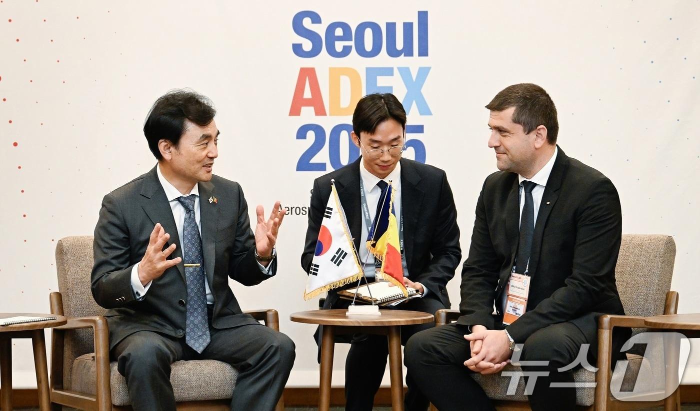 안규백 국방부 장관이 20일 라두 디넬 미루처 루마니아 경제부 장관과 양국 간 국방·방산협력 강화방안에 대해 논의하고 있다. &#40;국방부 제공. 재판매 및 DB 금지&#41; 2025.10.20/뉴스1