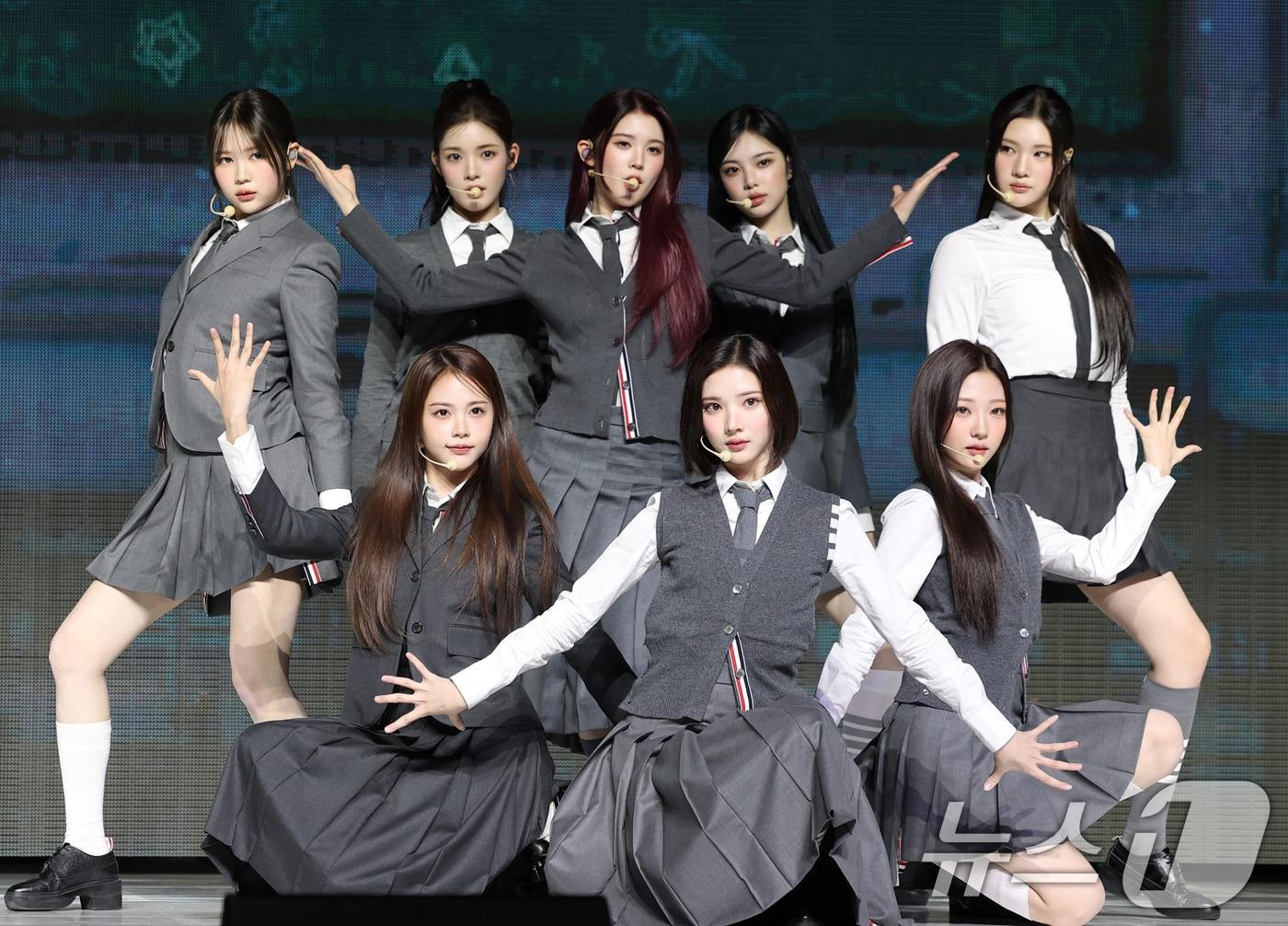 본문 이미지 - 하츠투하츠(Hearts2Hearts)가 20일 서울 용산구 블루스퀘어에서 가진 첫 미니앨범 ‘FOCUS’(포커스)를 발매 쇼케이스에서 타이틀 곡 ‘포커스’를 선보이고 있다. 2025.10.20/뉴스1 ⓒ News1 권현진 기자