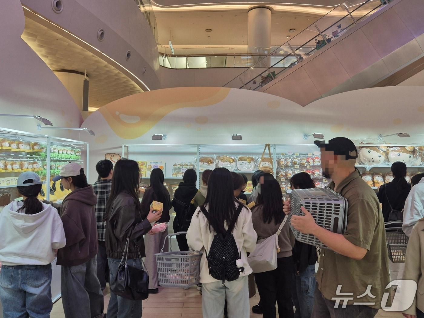 본문 이미지 - 20일 서울 송파구 롯데월드몰에서 열린 &#39;2025 월드 웹툰 페스티벌&#39;에 네이버웹툰이 &#39;마루는 강쥐&#39; 팝업 스토어를 열었다. ⓒ 뉴스1 신은빈 기자