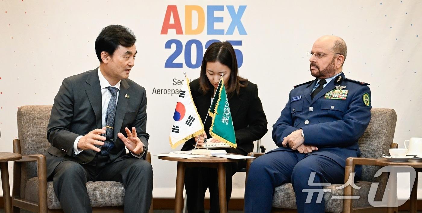 안규백 국방부 장관이 20일 서울 ADEX 2025 참석을 위해 방한한 파야드 빈 하메드 알 루와일리 사우디 총참모장을 접견, 양국 관계와 국방·방산 현안 등에 대해 의견을 교환하고 있다. &#40;국방부 제공. 재판매 및 DB 금지&#41; 2025.10.20/뉴스1