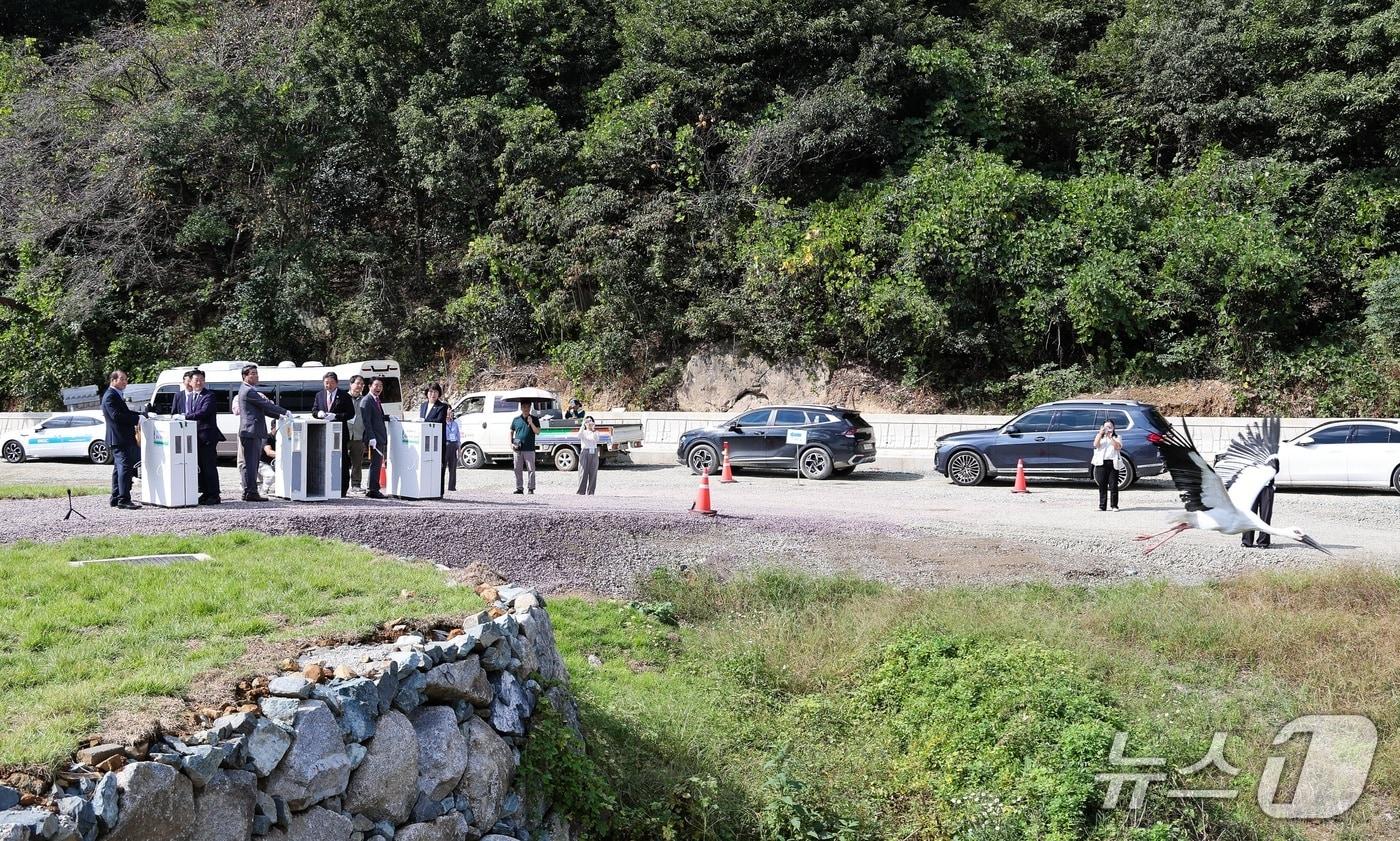 지난 15일 김해시 진영읍에서 열린 김해 화포천 습지 과학관 개관식에서 행사 관계자들이 황사를 방사하고 있다.&#40;김해시 제공. 재판매 및 DB금지&#41;