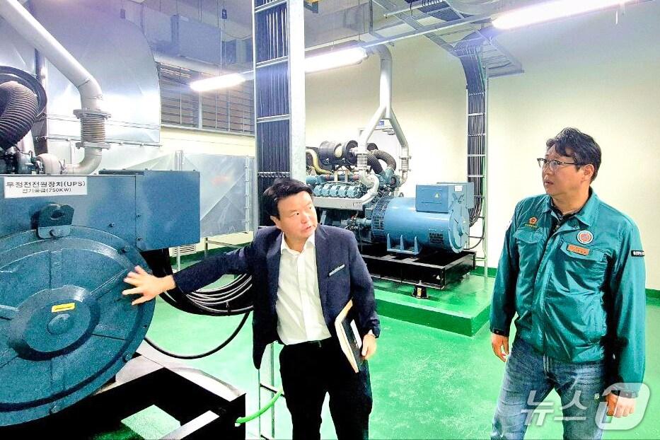 본문 이미지 - 권순용 울산시의원은 20일 울산교육연구정보원 전산통합센터를 방문해 운영 현황과 화재·정전 등 재난 대응 체계를 점검했다.(울산시의회 제공. 재판매 및 DB금지)/뉴스1