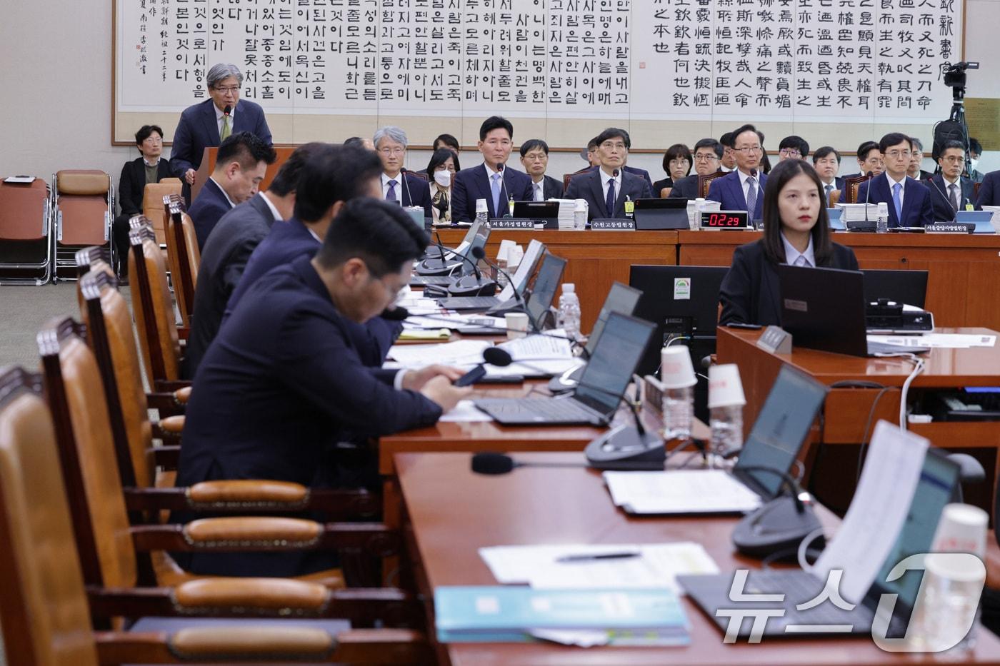 20일 서울 여의도 국회 법제사법위원회에서 열린 서울고법·서울중앙지법 등에 대한 국정감사에서 나경원 국민의힘 의원이 이석한 가운데 나 의원의 남편인 김재호 춘천지방법원장이 의원 질의에 답변하고 있다. 2025.10.20/뉴스1 ⓒ News1 신웅수 기자