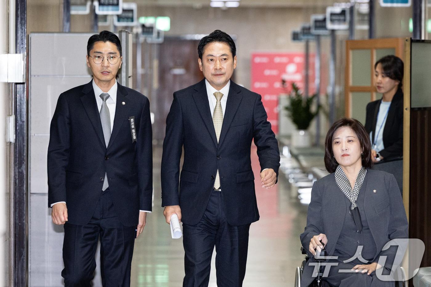 장동혁 국민의힘 대표가 지난 10월 20일 서울 여의도 국회에서 열린 현안 기자간담회에 참석하고 있다. 왼쪽부터 박준태 당대표 비서실장, 장 대표, 최보윤 수석대변인. 2025.10.20/뉴스1 ⓒ News1 유승관 기자