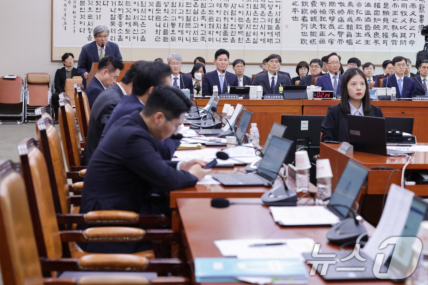 20일 서울 여의도 국회 법제사법위원회에서 열린 서울고법·서울중앙지법 등에 대한 국정감사에서 나경원 국민의힘 의원이 이석한 가운데 나 의원의 남편인 김재호 춘천지방법원장이 의원 질의에 답변하고 있다. 2025.10.20/뉴스1 ⓒ News1 신웅수 기자