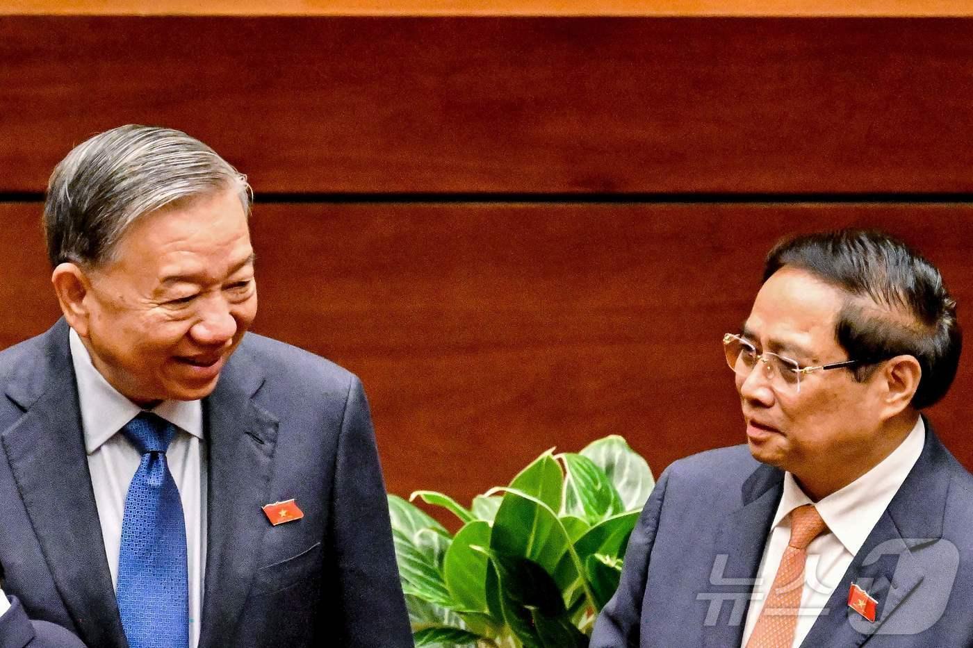 팜 민 찐 베트남 총리&#40;오른쪽&#41;과 또 럼 베트남 공산당 서기장이 20일 국회 개회식에서 만나 대화하고 있다. 2025.10.20 ⓒ AFP=뉴스1 ⓒ News1 강민경 기자