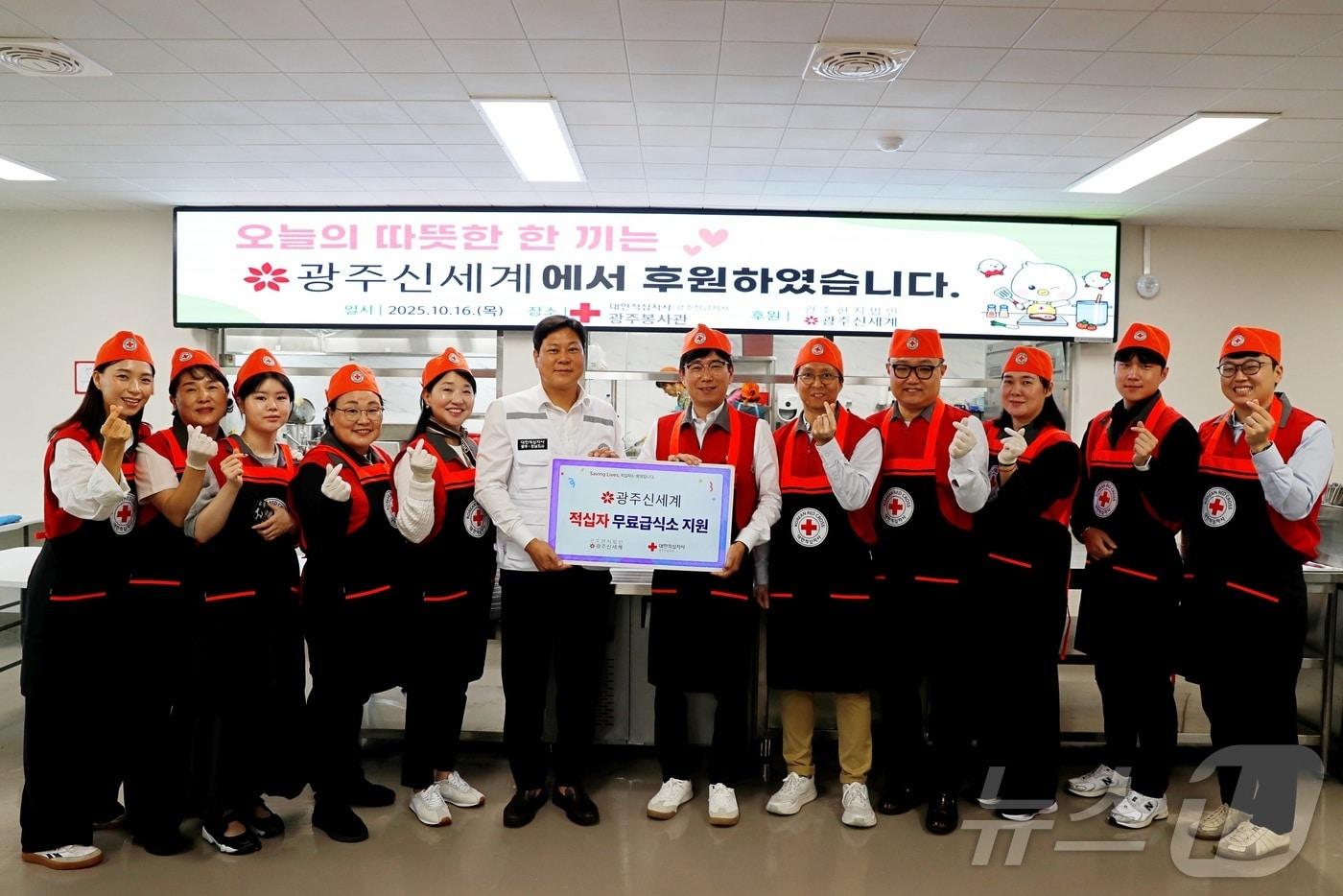 광주신세계 임직원 봉사단이 16일 광주 북구 대한적십자사 광주봉사관에서 배식봉사를 하고 있다.&#40;광주신세계 제공. 재배포 및 DB금지&#41;