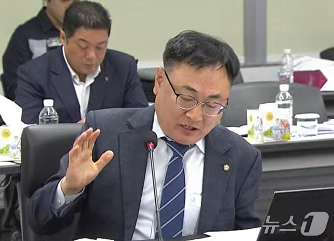 본문 이미지 - 질의하는 이광희 민주당 의원. / 뉴스1