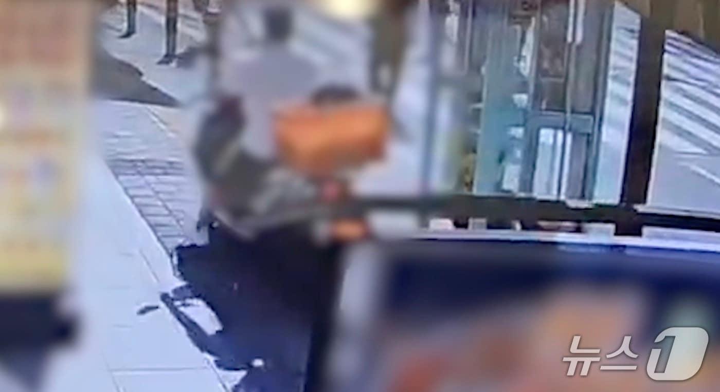 지난 10일 부산 동래구 금은방에서 530만원 상당의 귀금속을 절도한 뒤 도주하는 A씨. (부산동래경찰서 제공.재판매 및 DB 금지)