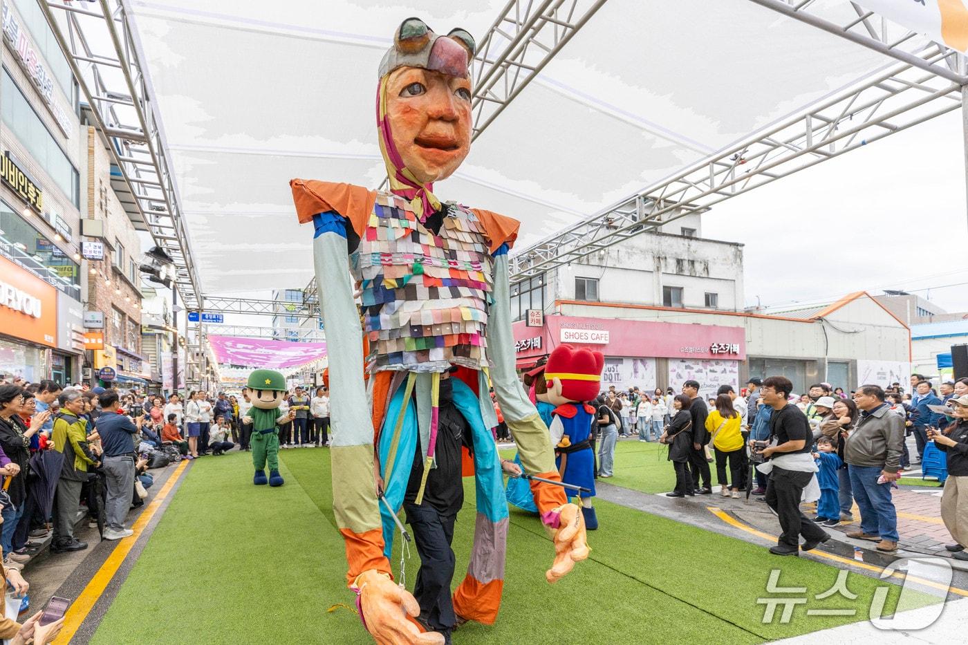 칠곡군 &#39;문화거리 페스타&#39;거리행진 모습&#40;칠곡군 제공. 재판매 및 DB금지&#41;/뉴스1