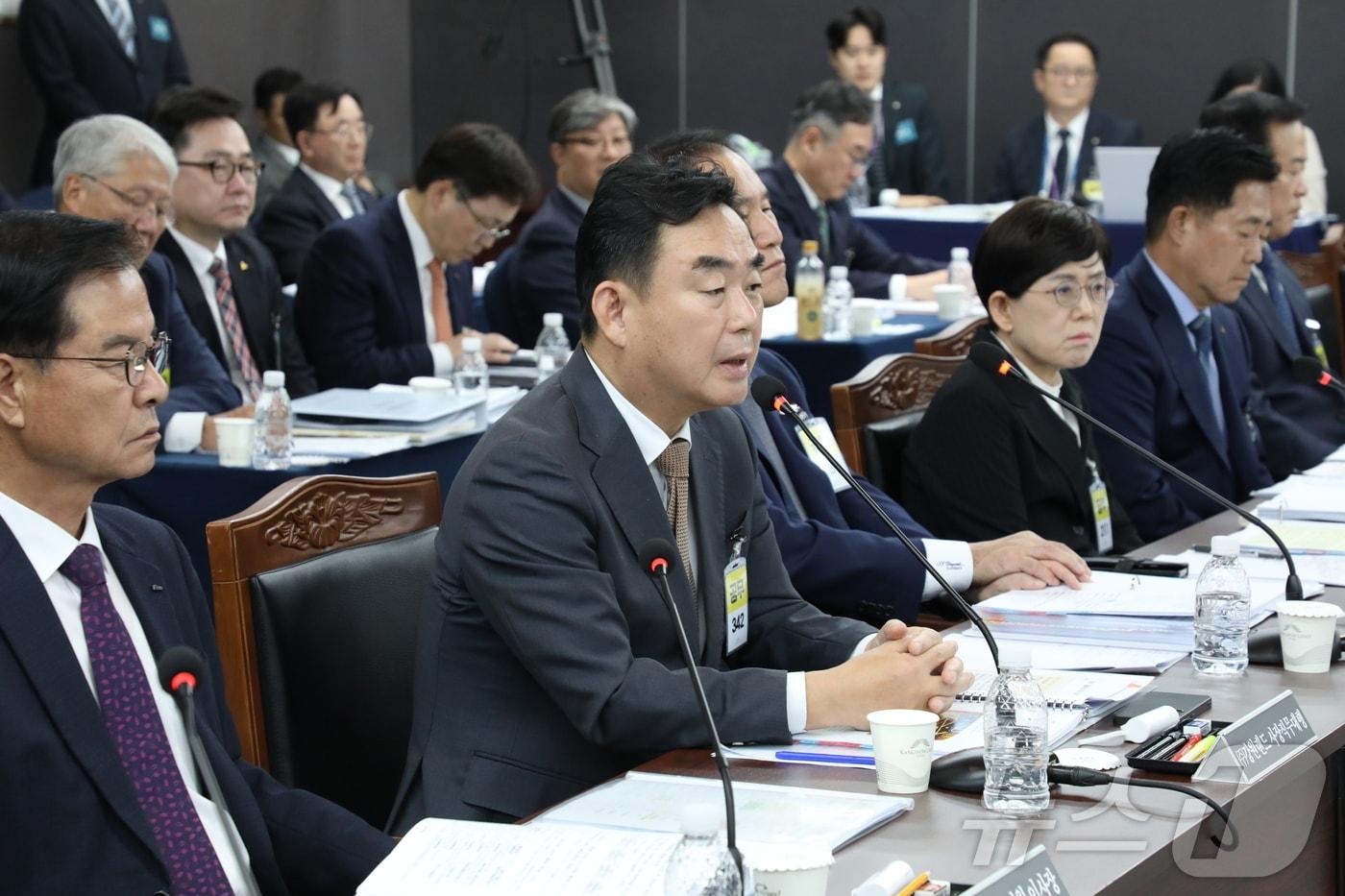 국회 산업통상자원중소벤처기업위원회가 20일 강원랜드의 하이원그랜드호텔에서 강원랜드를 비롯한 10개 기관을 대상으로 국정감사에 나선 가운데 최철규 강원랜드 대표이사 직무대행이 발언하고 있다. &#40;강원랜드 제공. 재판매 및 DB금지&#41; &#41;2025.10.20./뉴스1 ⓒ News1 신관호 기자