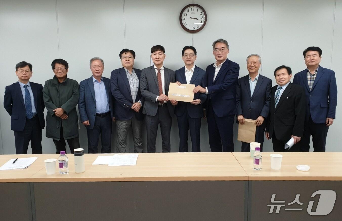 본문 이미지 - 지방분권균형발전부산시민연대 등 단체 관계자가 20일 오후 세종시에서 열린 지방분권전국회의 간담회에 참석해 김경수 지방시대위원회 위원장&#40;왼쪽 6번째&#41;에 의견서를 전달하고 있다.&#40;연대 측 제공. 재판매 및 DB 금지&#41;