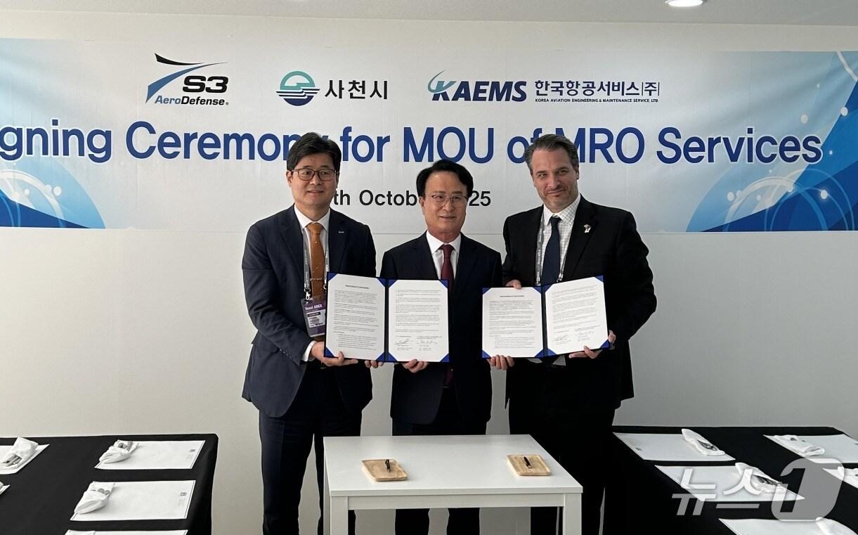 본문 이미지 - 한국항공서비스(KAEMS)와 S3 Aero Defense가 항공기용 공압 터민 스타터 정비 능력 확보를 위한 업무협약을 체결하고 있다.(KAEMS 제공. 재판매 및 DB금지)