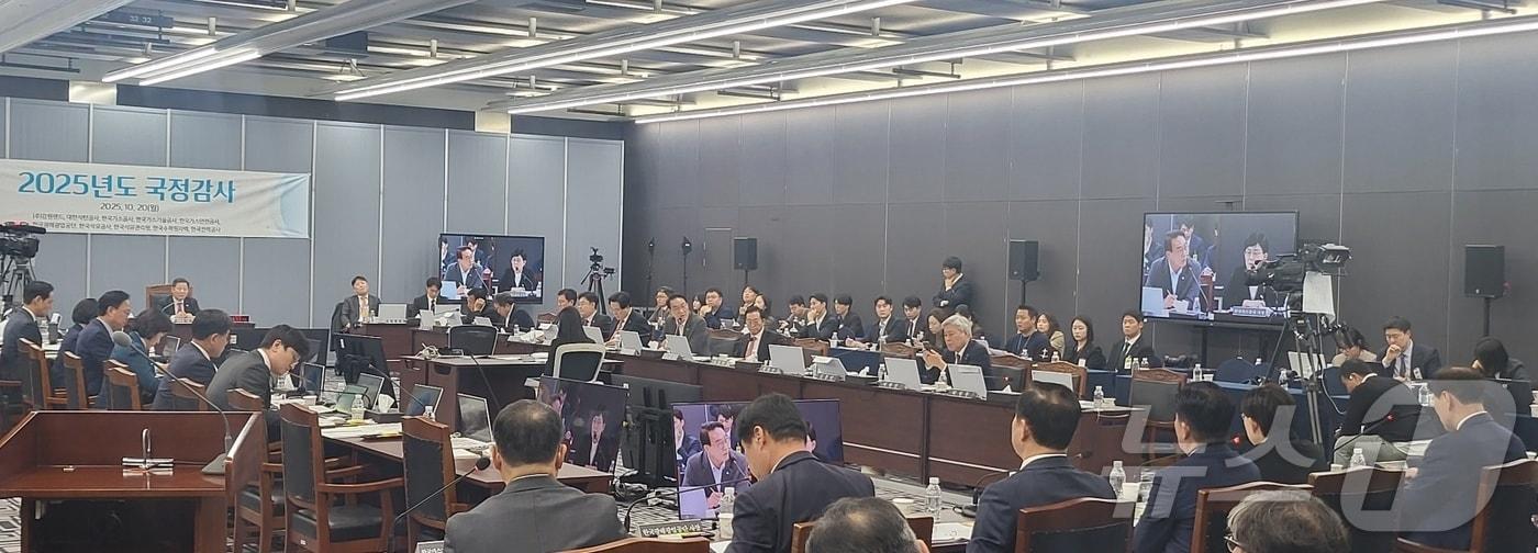 국회 산업통상자원중소벤처기업위원회가 20일 강원랜드의 하이원그랜드호텔에서 강원랜드를 비롯한 10개 기관을 대상으로 국정감사에 나서고 있다. 2025.10.20./뉴스1 2025.10.20/뉴스1 ⓒ News1 신관호 기자