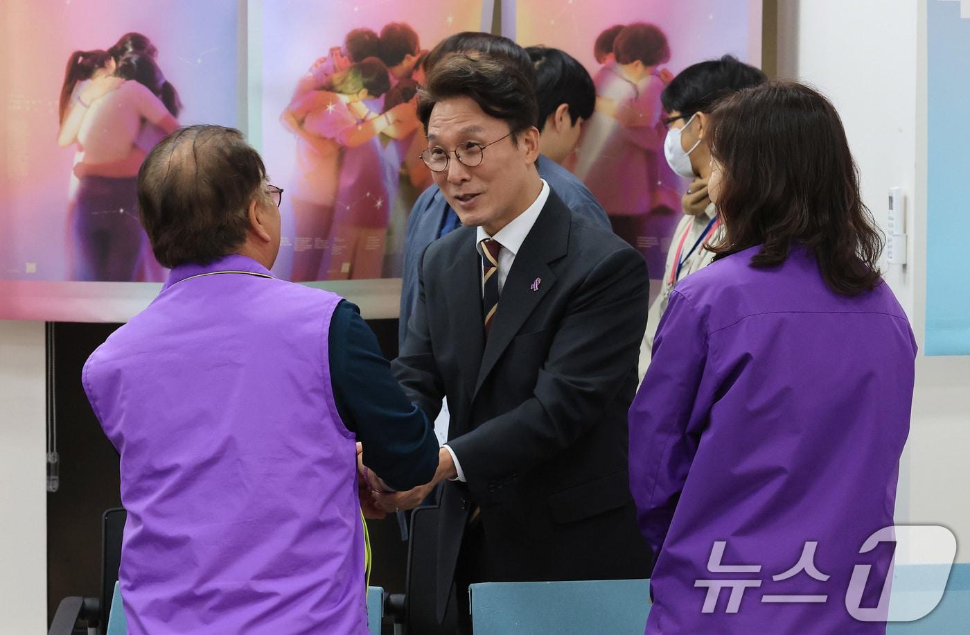 김민석 국무총리가 지난 20일 오후 서울 종로구 적선현대빌딩에 마련된 이태원 참사 추모공간 &#39;별들의 집&#39;을 방문, 유가족과 인사를 나누고 있다. 2025.10.20/뉴스1 ⓒ News1 임세영 기자