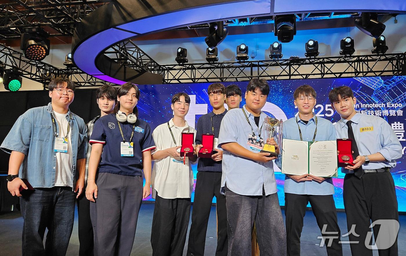 &#39;대만 이노테크 엑스포&#39;에서 수상한 영남이공대 창업동아리 학생들이 기념촬영하고 있다. &#40;영남이공대 제공. 재판매 및 DB금지&#41;