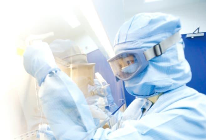 본문 이미지 - 지씨셀 연구원이 세포면역치료제 연구를 하고 있다.&#40;지씨셀 제공&#41;/뉴스1