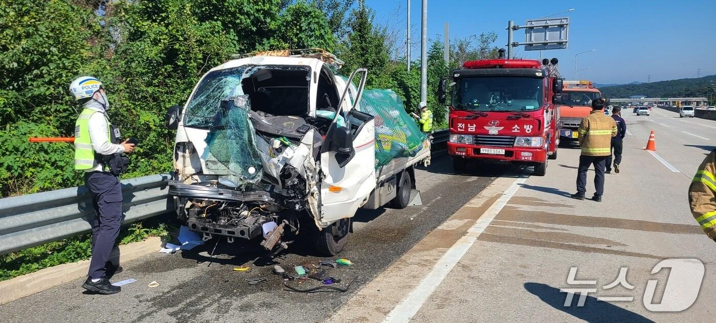 20일 오전 11시 50분쯤 광주 북구 동광주 톨케이트 인근&#40;천안 방면&#41; 에서 A 씨&#40;63&#41;가 몰던 1톤 포터가 정차한 냉동탑차를 추돌했다. &#40;광주 북부소방 제공. 재판매 및 DB 금지&#41;