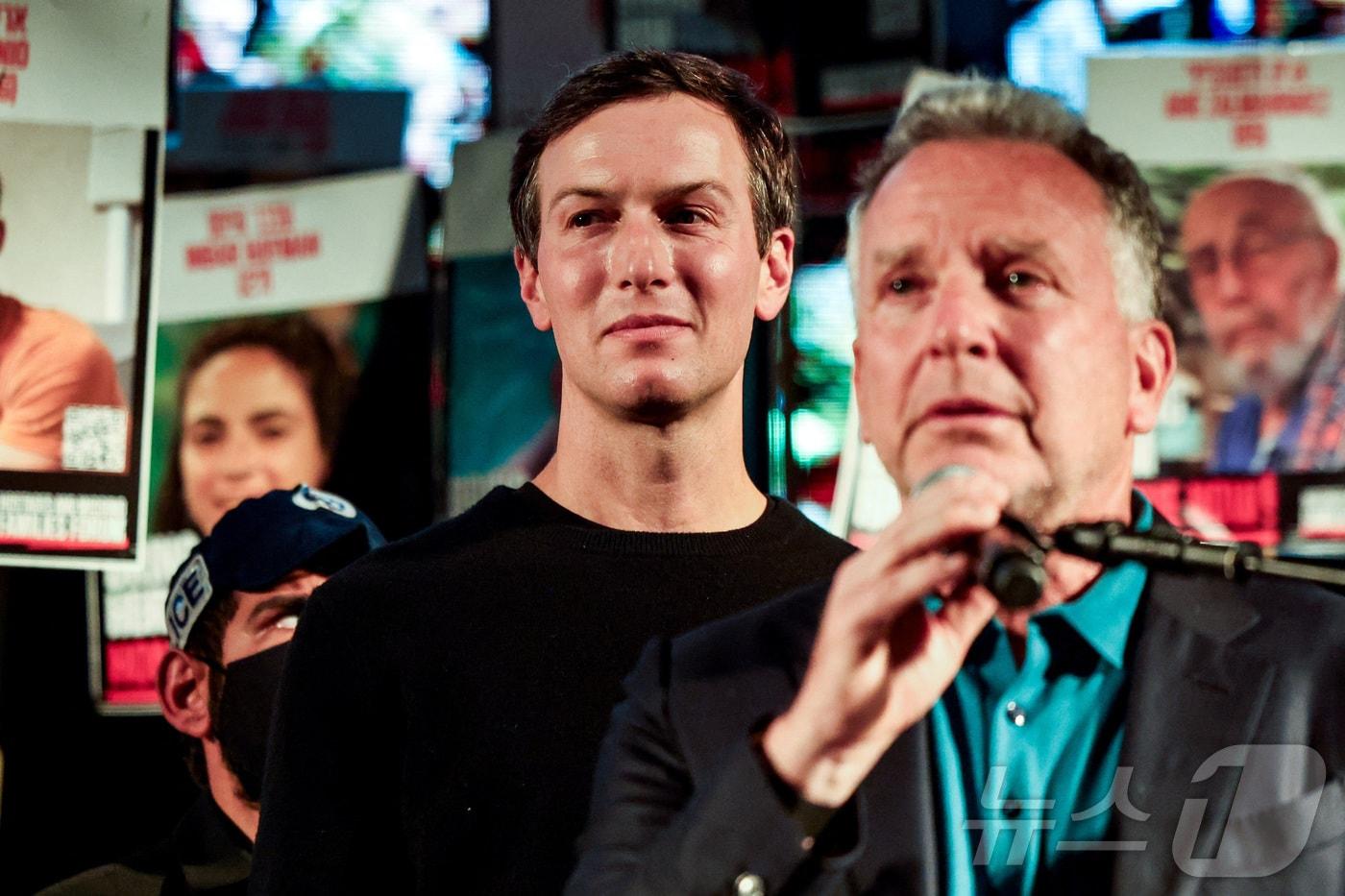 이스라엘의 가자지구 휴전 환영 집회에 참석한 쿠슈너&#40;왼쪽&#41;와 위트코프. 2025.10.11 ⓒ 로이터=뉴스1 ⓒ News1 이지예 객원기자