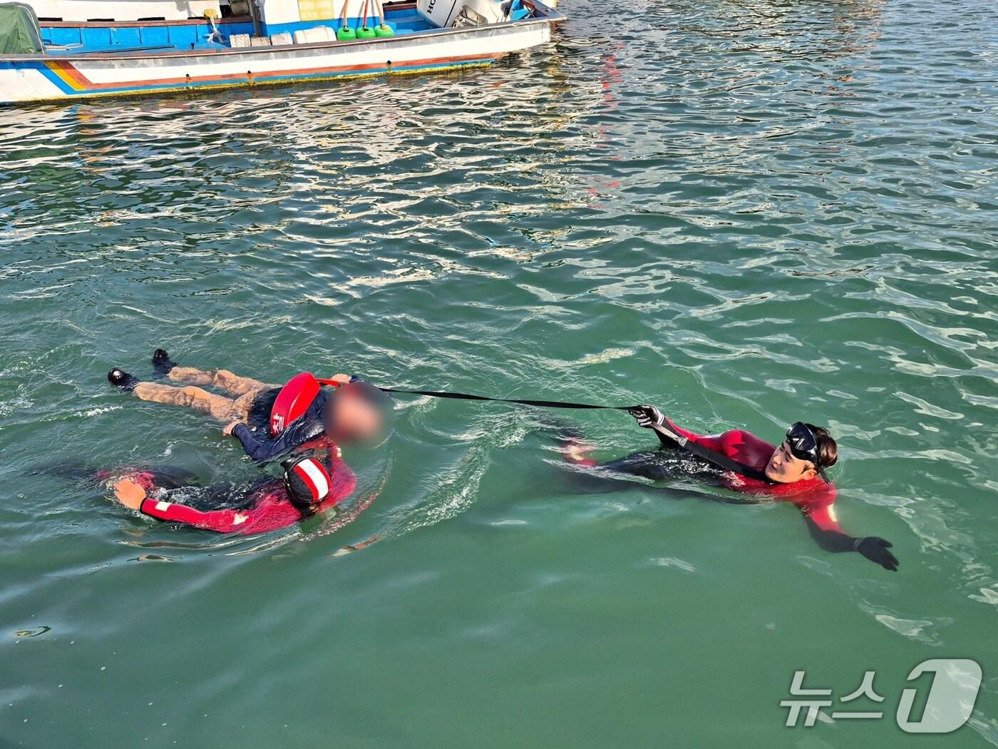 본문 이미지 - 익수자 구조 현장.(사천해경 제공. 재판매 및 DB금지)