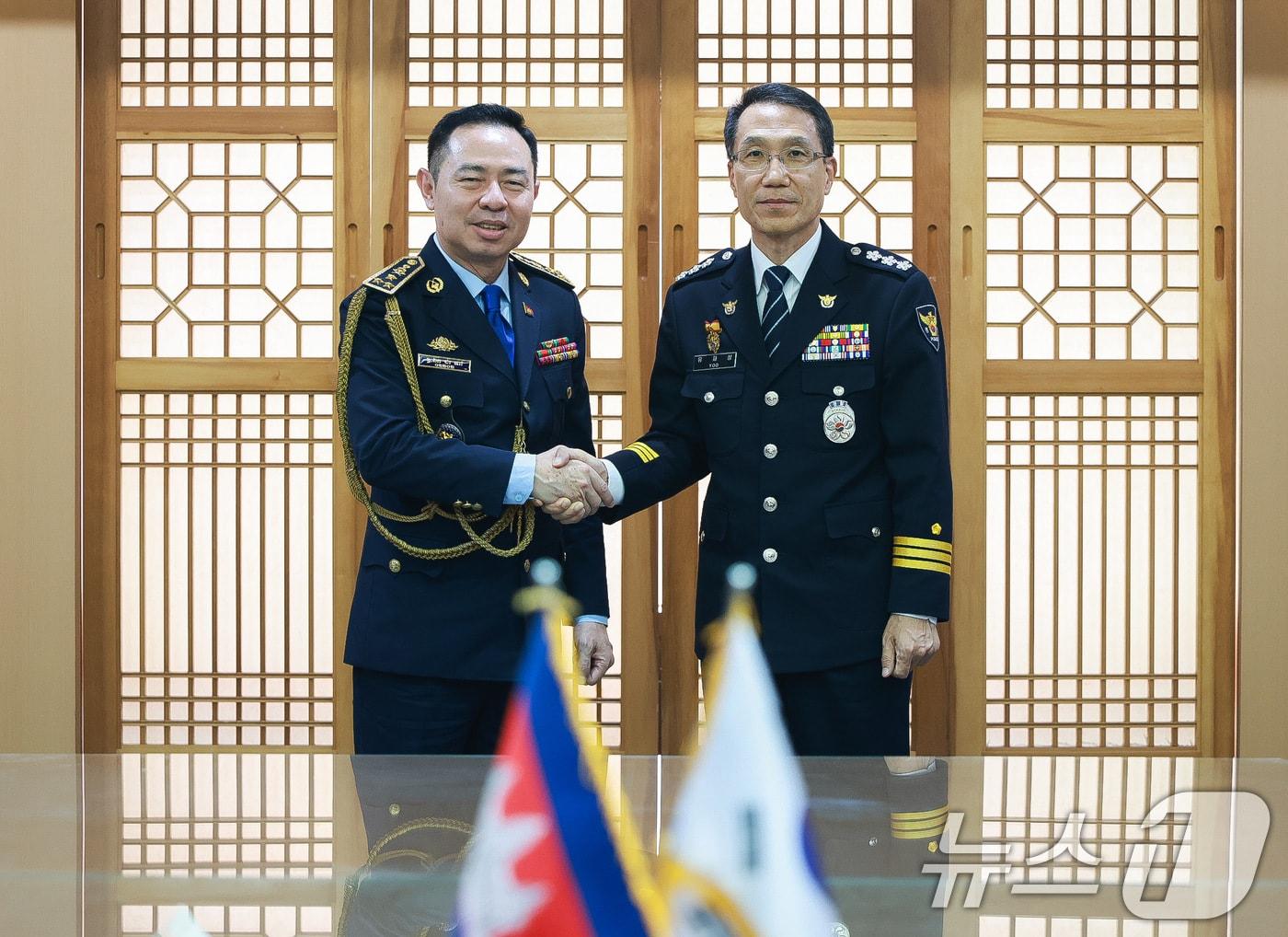 본문 이미지 - 유재성 경찰청장 직무대행&#40;오른쪽&#41;과 찌어 뻐우&#40;Chea Peou&#41; 캄보디아 경찰청 차장이 20일 서울 서대문구 경찰청에서 양국 경찰 국제 공조 강화 등을 논의하는 양자 회담에서 기념 촬영을 하고 있다. &#40;경찰청 제공. 재판매 및 DB 금지&#41; 2025.10.20/뉴스1