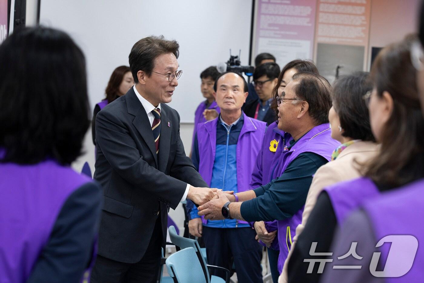 김민석 국무총리가 20일 오후 이태원 참사 3주기를 앞두고 서울 종로구 적선현대빌딩에 있는 ‘별들의 집’을 방문해 10·29 이태원 참사 유가족협의회 회원들과 악수를 나누고 있다. 2025.10.20/뉴스1 ⓒ News1 청사사진기자단