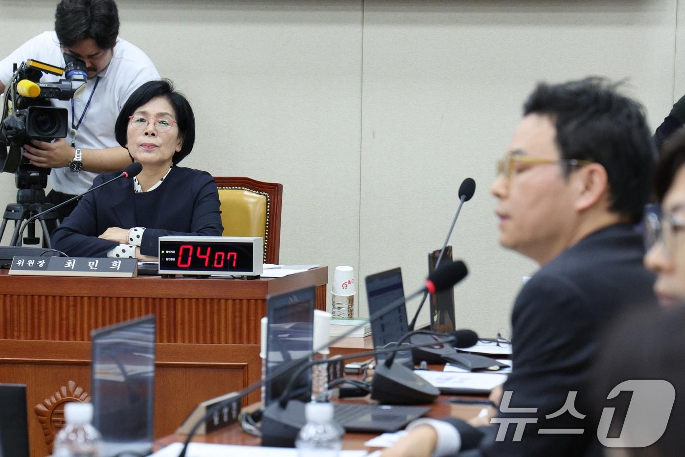 최민희 위원장이 20일 서울 여의도 국회 과학기술정보방송통신위원회에서 열린 방송미디어통신위원회 등에 대한 국정감사에서 박정훈 국민의힘 의원의 발언을 듣고 있다. 2025.10.20/뉴스1 ⓒ News1 신웅수 기자